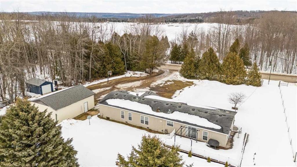 305 North Advance Road East Jordan, MI 49727 - Photo 9 of 47