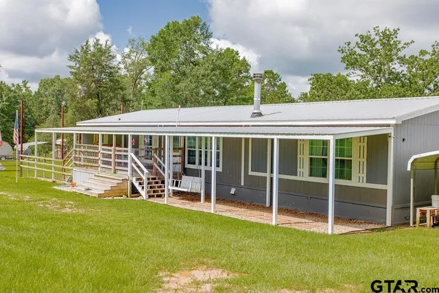 a view of a house with a backyard