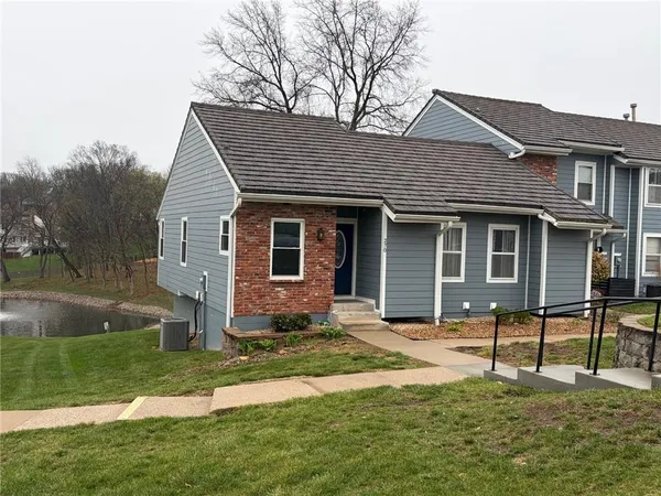 $300,000 | 270 Northeast Bayview Drive, Lee's Summit, MO 64064