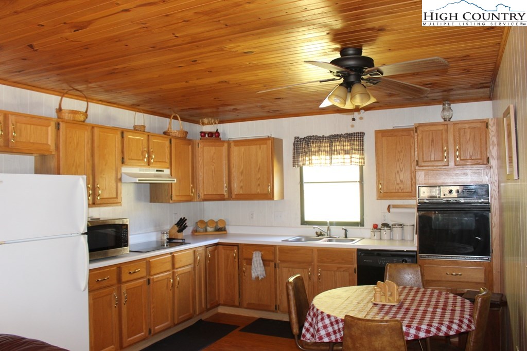 6391 Garvey Bridge Road Crumpler, NC 28617 - Photo 10 of 31 Gallery Image 10