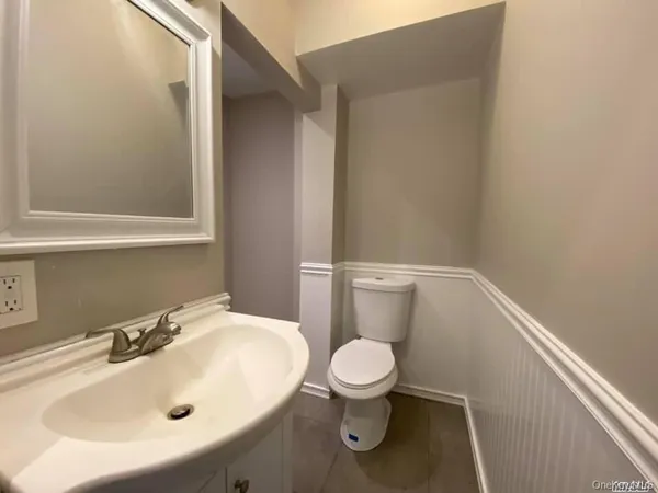 $1,950 | 201 Higbie Lane, Unit B, West Islip, NY 11795