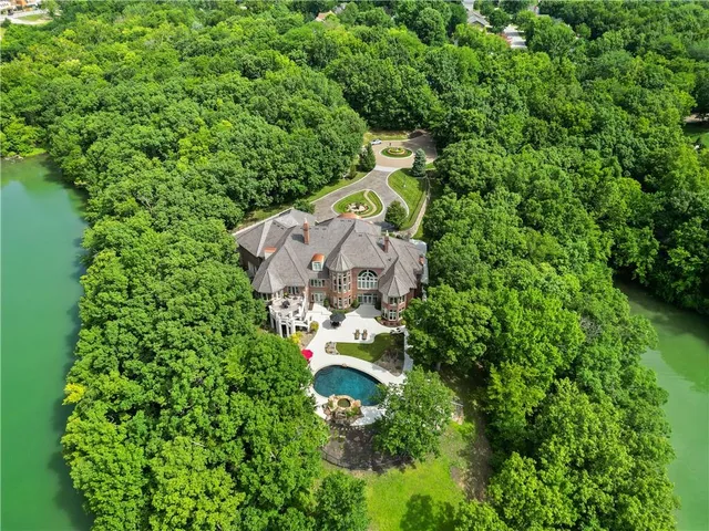 $3,999,999 | 6006 West Shore Court, Parkville, MO 64152