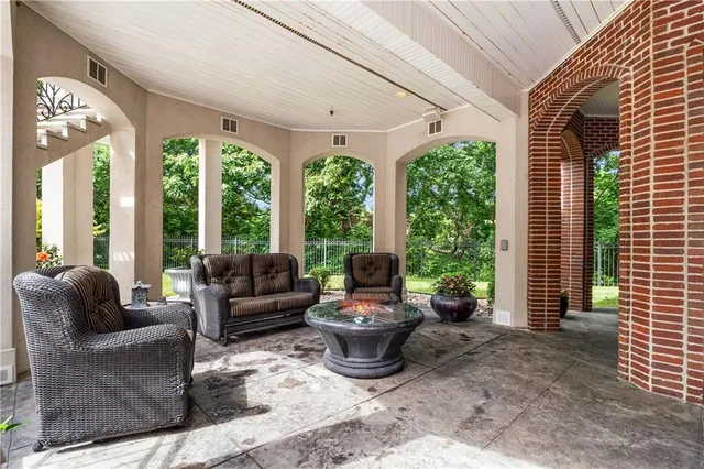 $3,999,999 | 6006 West Shore Court, Parkville, MO 64152