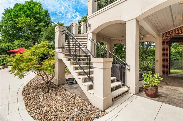 $3,999,999 | 6006 West Shore Court, Parkville, MO 64152