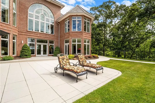 $3,999,999 | 6006 West Shore Court, Parkville, MO 64152
