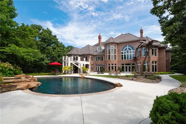 $3,999,999 | 6006 West Shore Court, Parkville, MO 64152