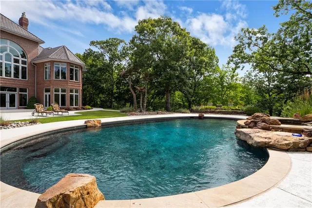 $3,999,999 | 6006 West Shore Court, Parkville, MO 64152
