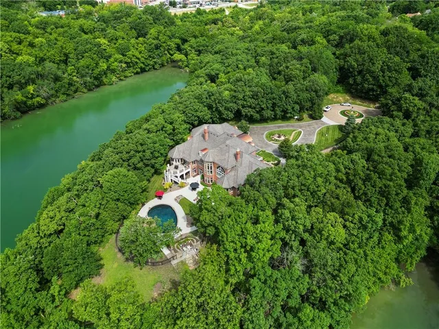 $3,999,999 | 6006 West Shore Court, Parkville, MO 64152