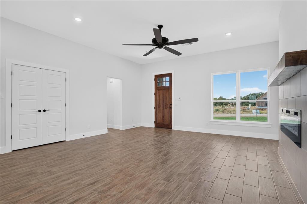 1097 Colt Road Springtown, TX 76082 - Photo 7 of 38 Gallery Image 7