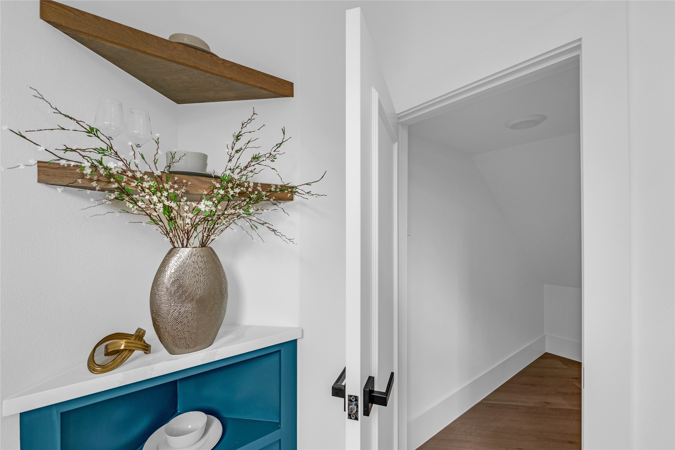 2031 Peppermill Road Houston, TX 77080 - Photo 12 of 48 A butler’s pantry offering extra storage space