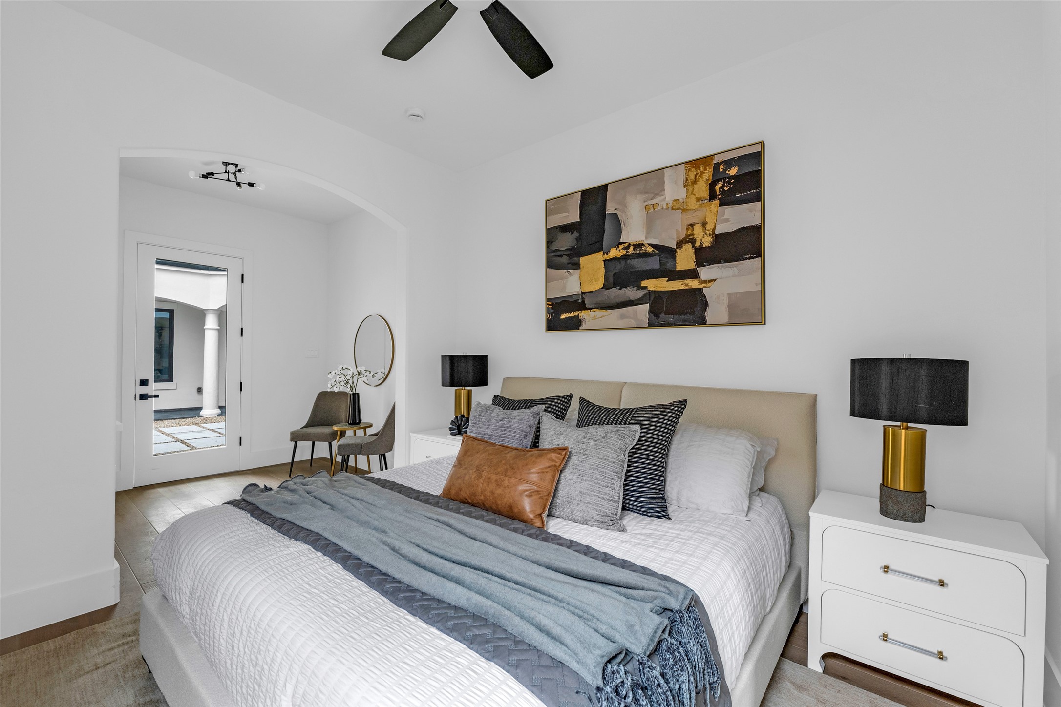 2031 Peppermill Road Houston, TX 77080 - Photo 40 of 48 The casita/guest suite comfortably fits a king-size bed with two full-size nightstands.