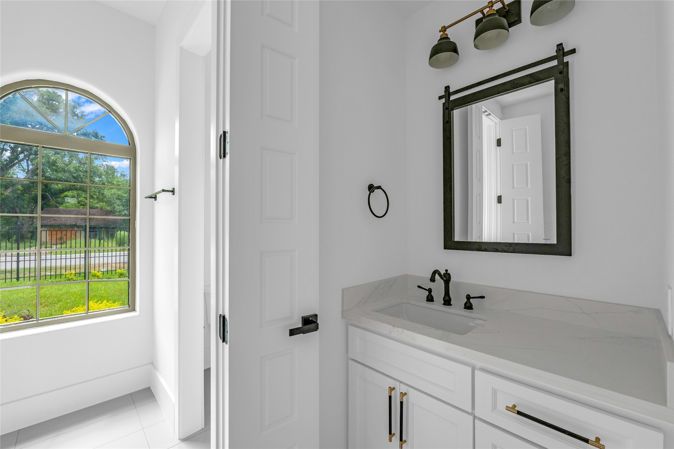 2031 Peppermill Road Houston, TX 77080 - Photo 41 of 48 En-suite bathroom 4 in the casita