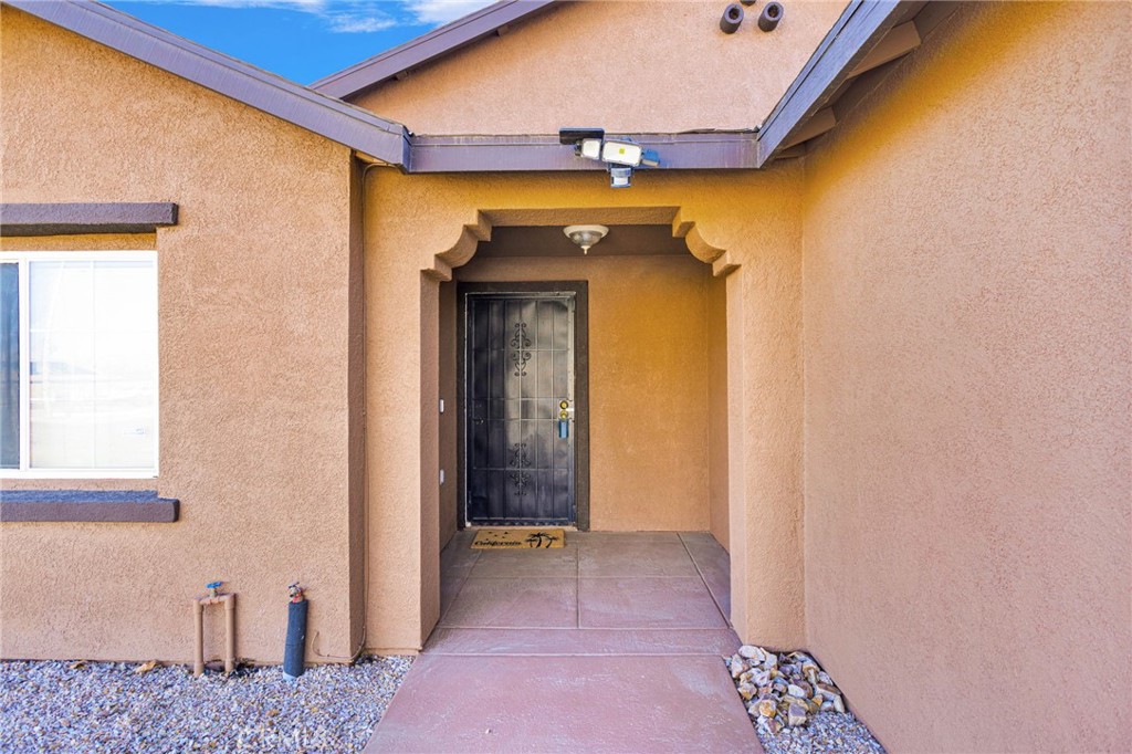 11979 Luna Road Victorville, CA 92392 - Photo 4 of 49 a view of a bathroom