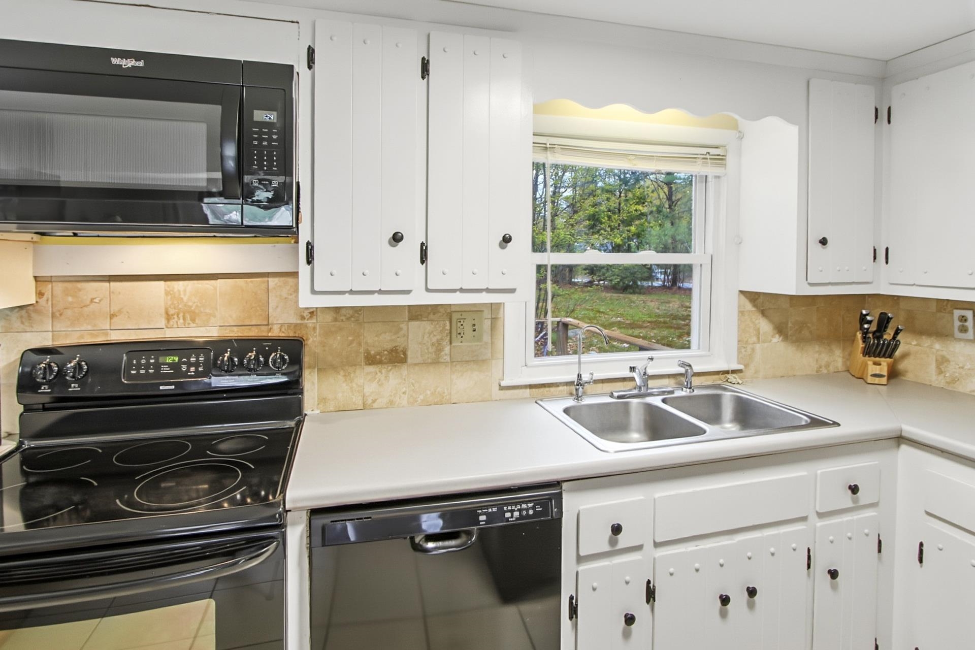 15 Lincoln Street Pelham, NH 03076 - Photo 5 of 50