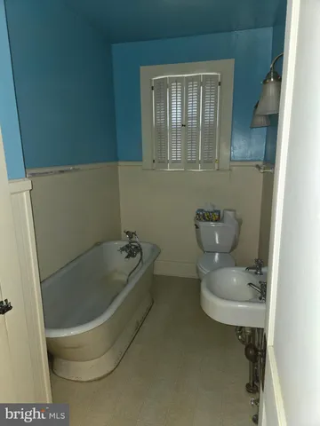 a bathroom with a toilet and a bathtub