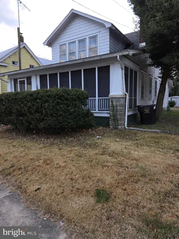 a view of front of a house with a yard