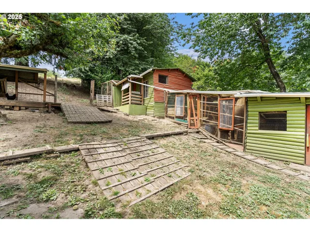 a view of a yard with a house