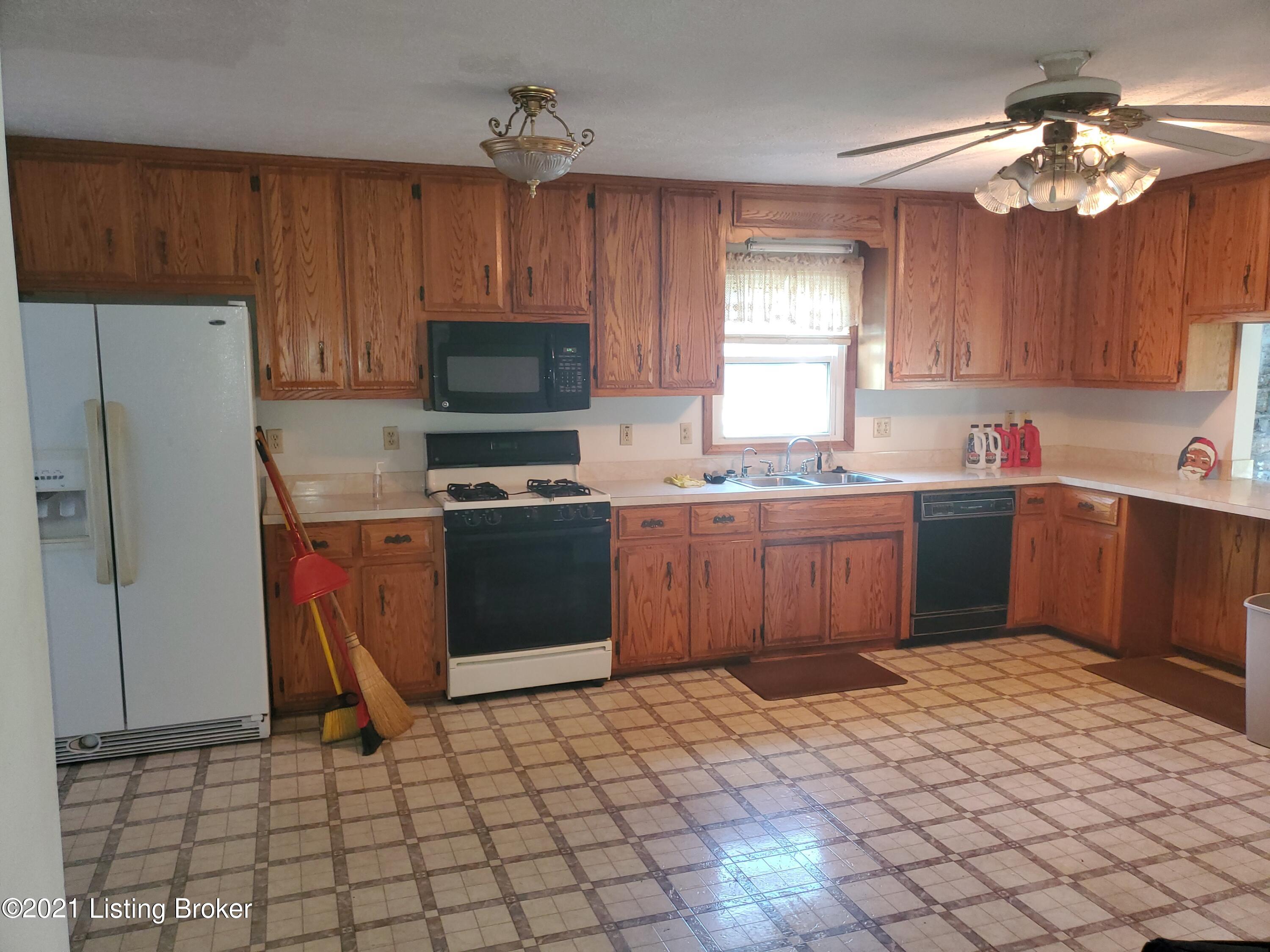 413 East High Street Springfield, KY 40069 - Photo 12 of 29 20210901_181106