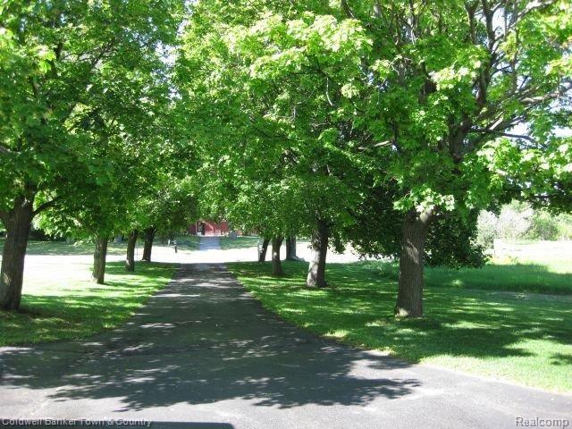 3525 East Commerce Road Commerce Township, MI 48382 - Photo 13 of 22 driveway