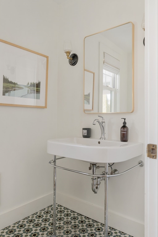 39 Upland Road Watertown, MA 02472 - Photo 16 of 37 Gallery Image 16
