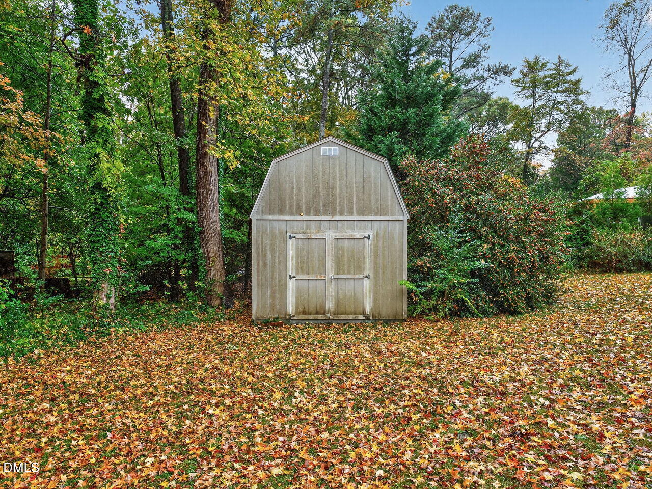 617 South Lakeside Drive Raleigh, NC 27606 - Photo 24 of 32 a backyard of a house with lots of green space