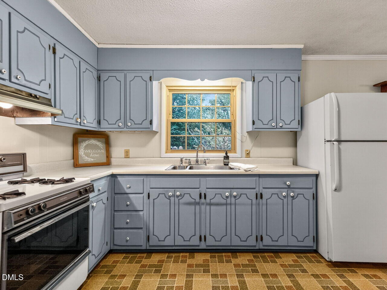 617 South Lakeside Drive Raleigh, NC 27606 - Photo 7 of 32 a kitchen with granite countertop a stove a sink and a refrigerator