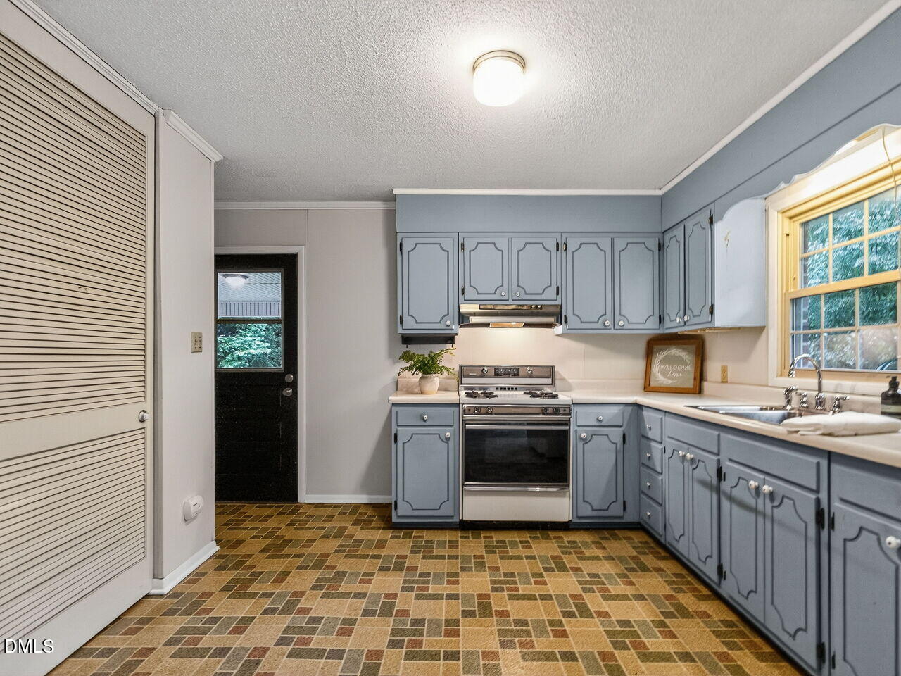 617 South Lakeside Drive Raleigh, NC 27606 - Photo 9 of 32 a kitchen with stainless steel appliances granite countertop a sink stove and refrigerator