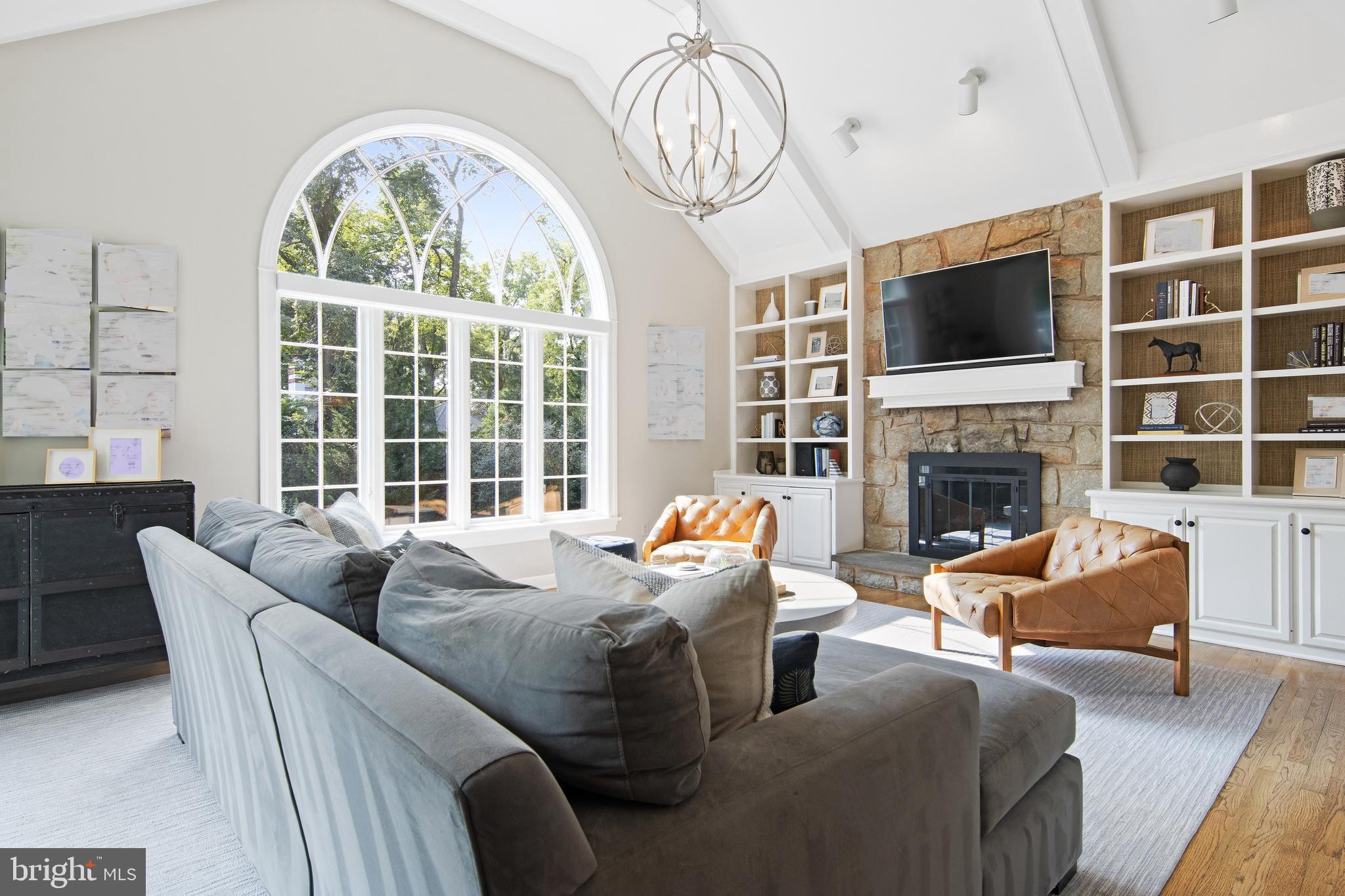 231 Ravenscliff Road Wayne, PA 19087 - Photo 35 of 71 Family Room with large arched window