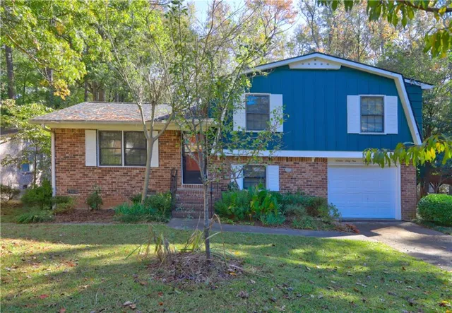 a view of a house with a yard