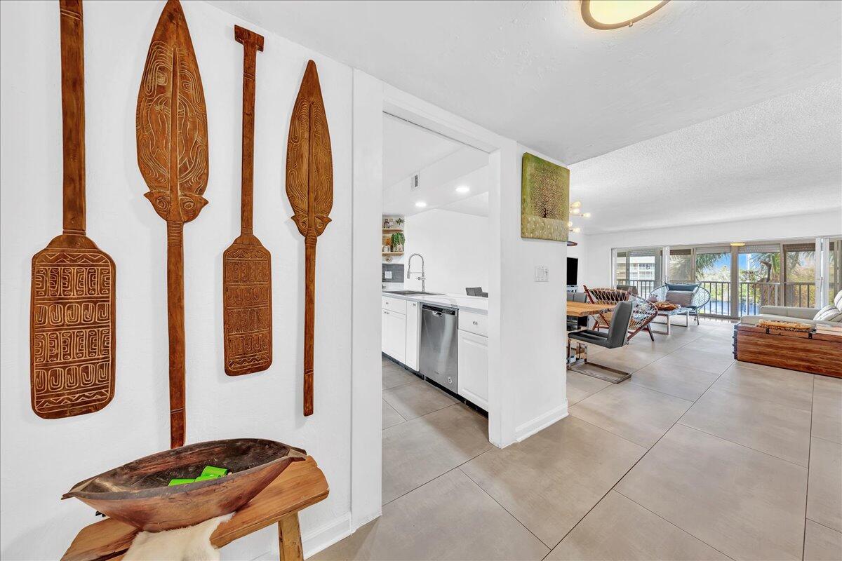 1523 East Hillsboro Boulevard, Unit 531 Deerfield Beach, FL 33441 - Photo 6 of 71 a living room with patio furniture and a table