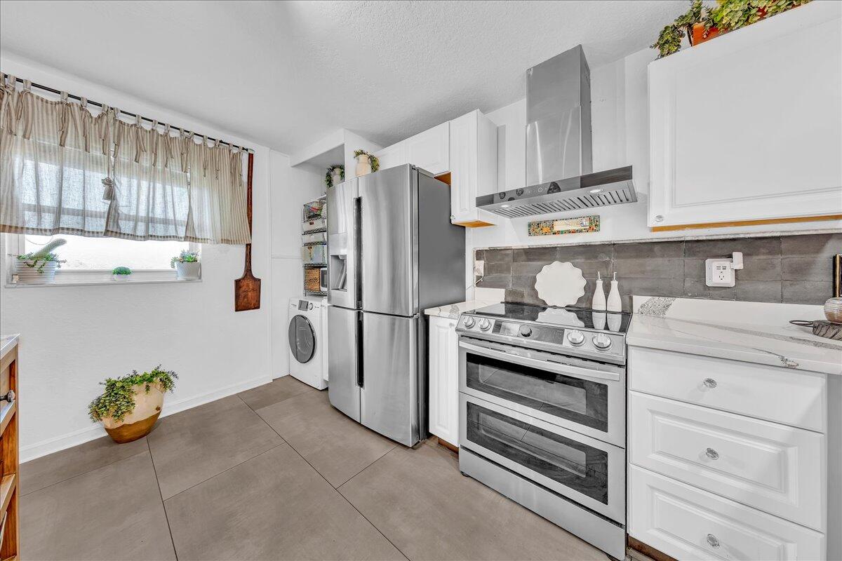 1523 East Hillsboro Boulevard, Unit 531 Deerfield Beach, FL 33441 - Photo 10 of 71 a kitchen with a refrigerator and a stove