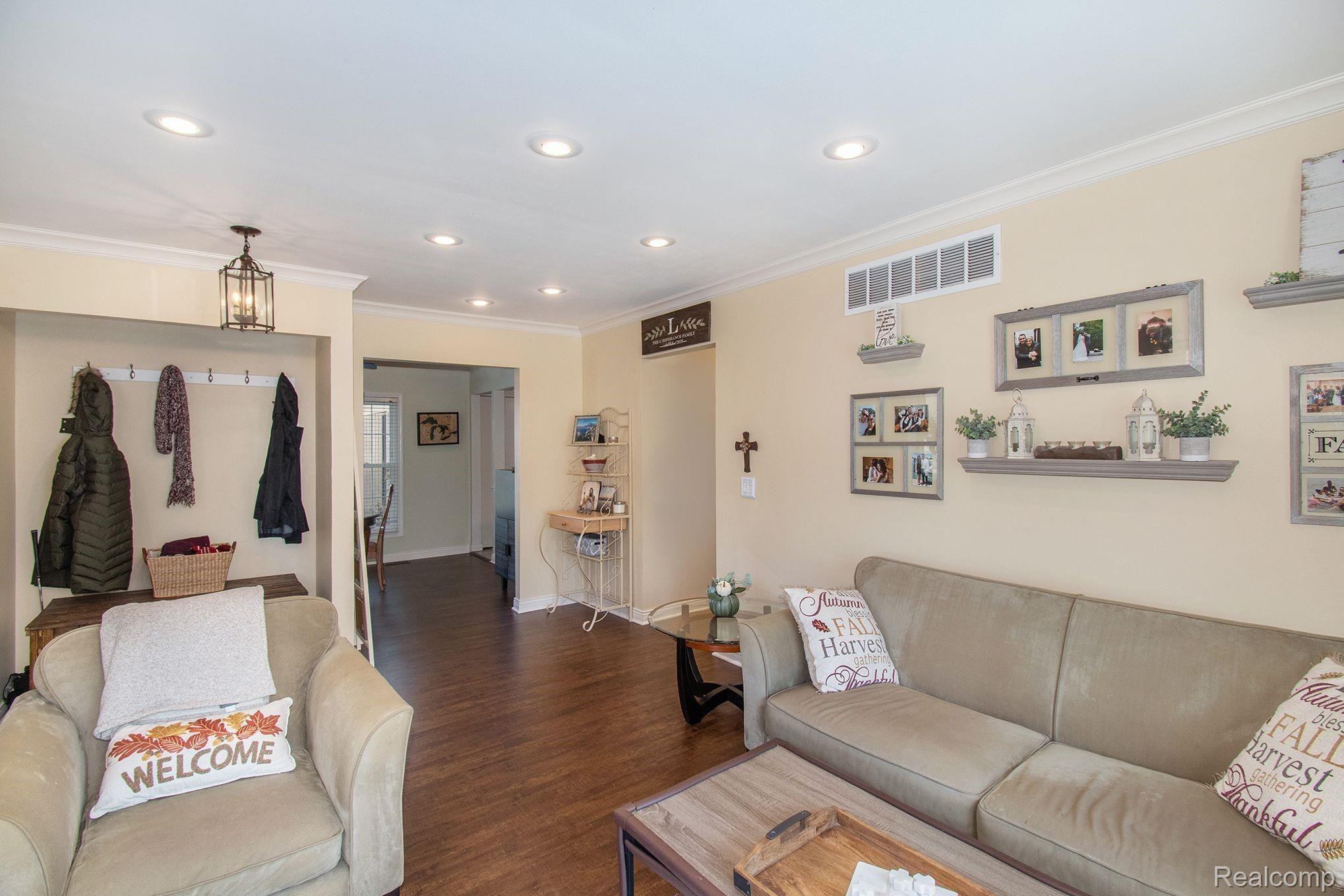 1366 Crescent- living3.jpeg