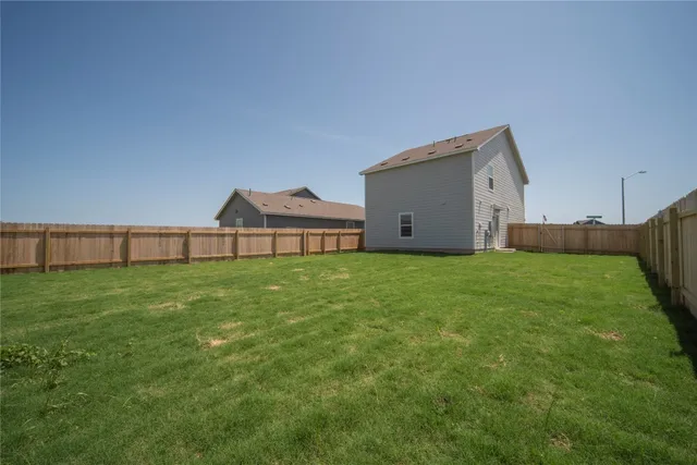 a view of a back yard