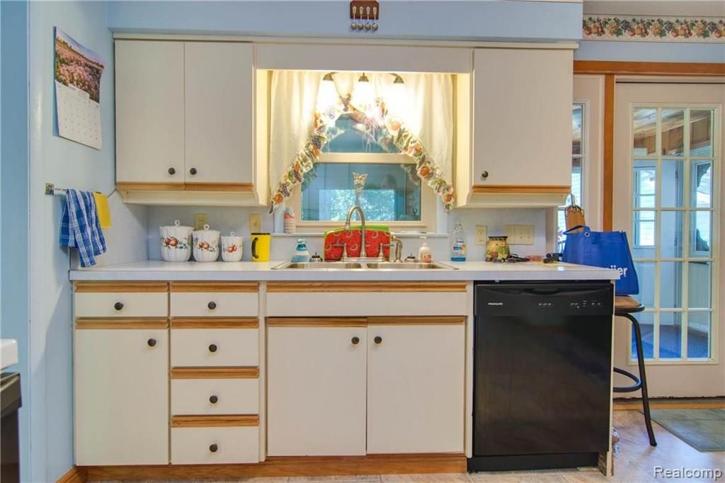 1475 Holton Road Muskegon, MI 49445 - Photo 10 of 47