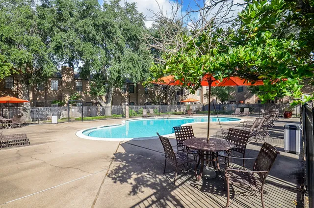 $195,000 | 9850 Pagewood Lane, Unit 1403, Houston, TX 77063