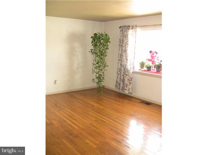 12237 Medford Road Philadelphia, PA 19154 - Photo 6 of 19 Living Room