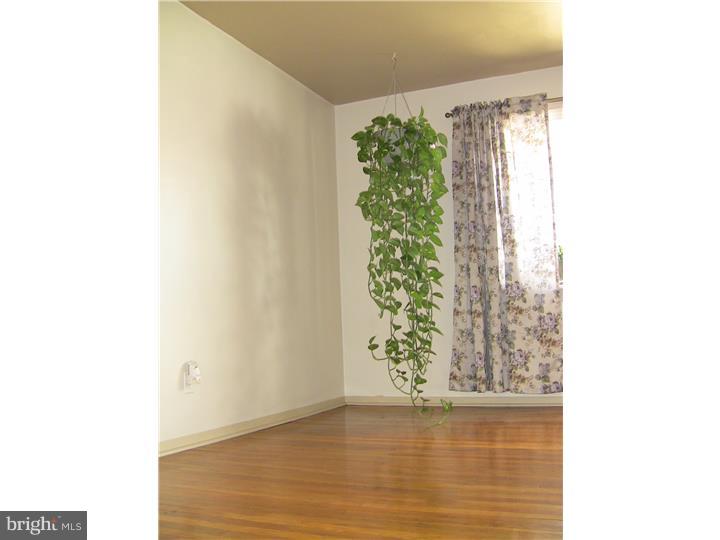 12237 Medford Road Philadelphia, PA 19154 - Photo 7 of 19 Living Room