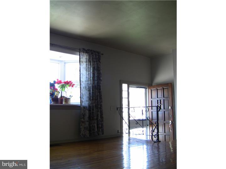 12237 Medford Road Philadelphia, PA 19154 - Photo 8 of 19 Living Room