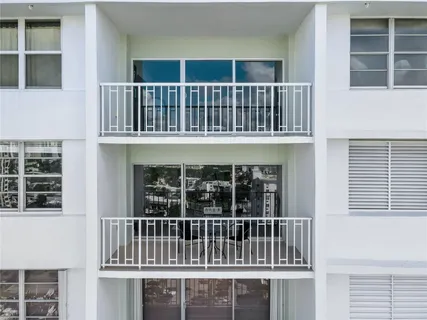 $329,999 | 500 Bayview Drive, Unit 2023, Sunny Isles Beach, FL 33160