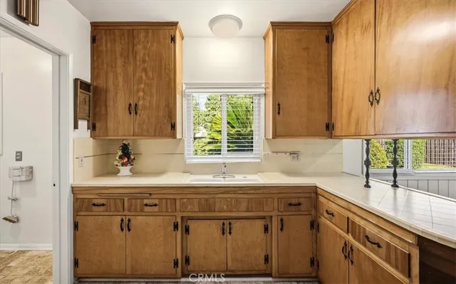 a view of a hallway with windows and closet