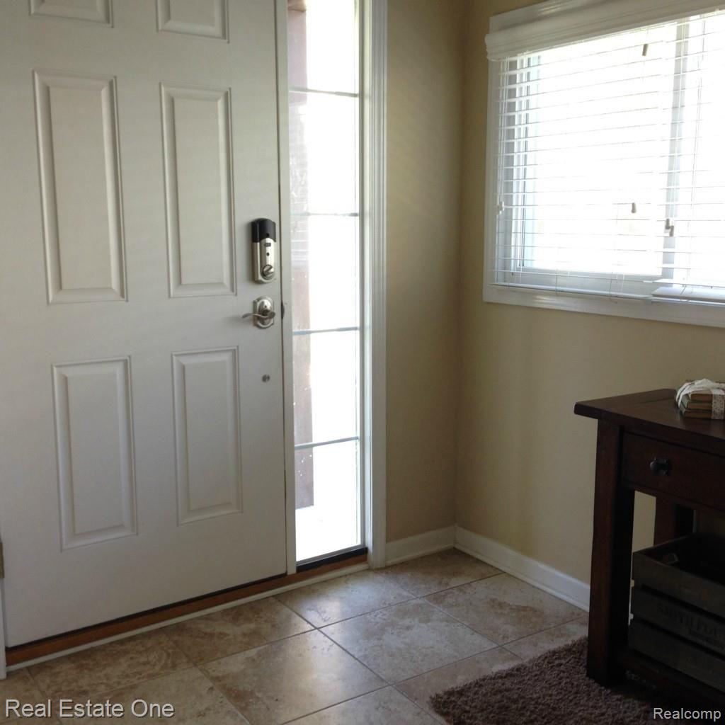 22724 Power Road Farmington, MI 48336 - Photo 5 of 29 IMG_2828.jpg
