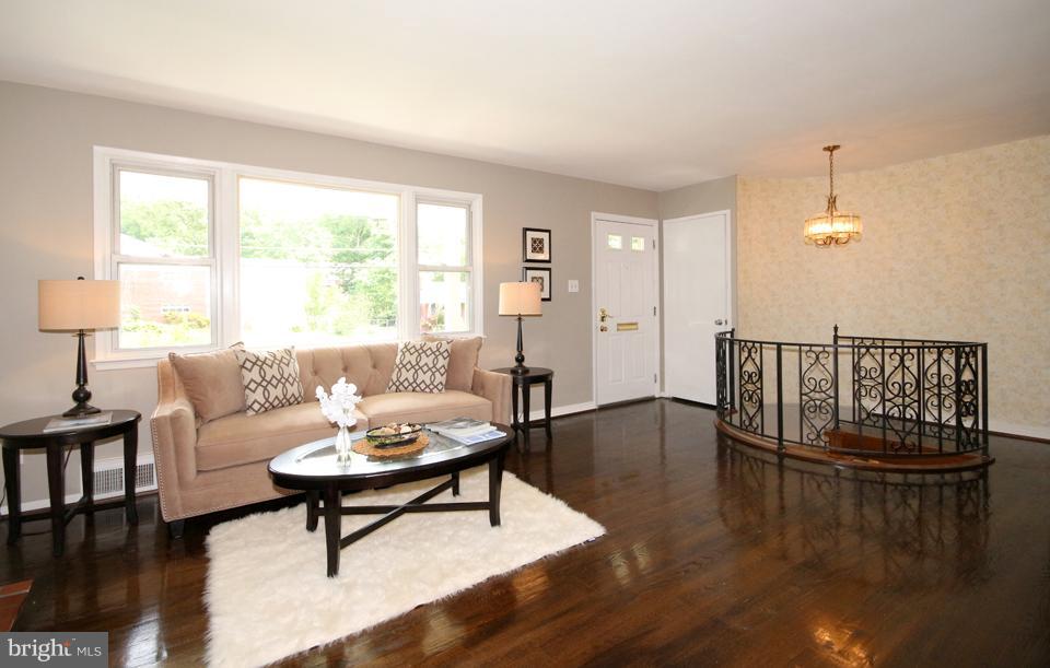 5950 Kedron Street Springfield, VA 22150 - Photo 3 of 30 Living Room