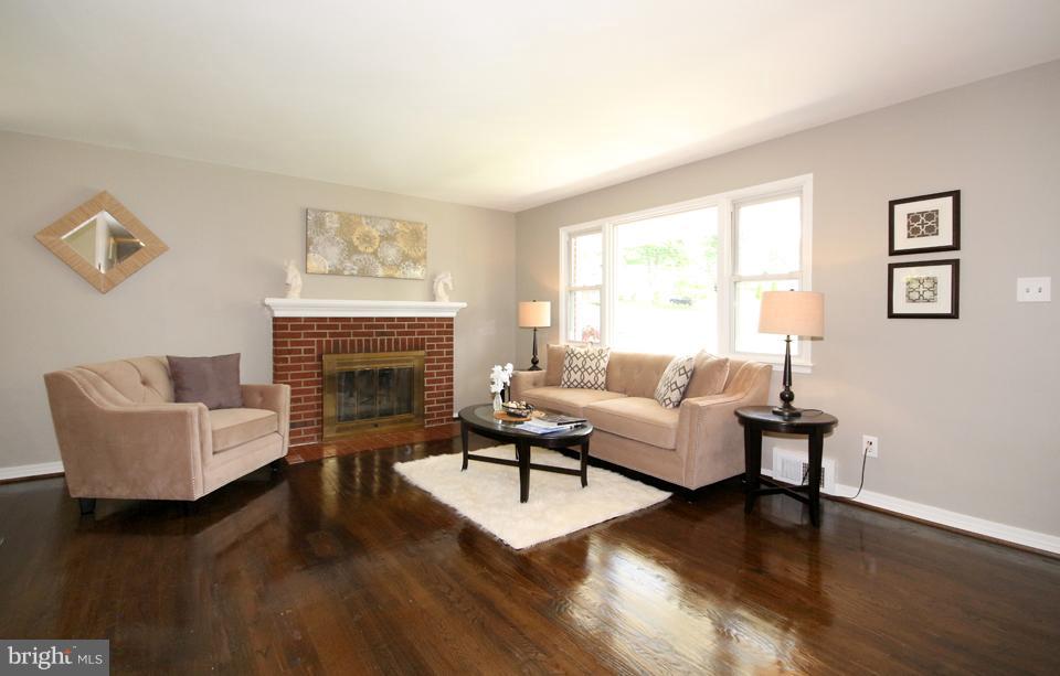 5950 Kedron Street Springfield, VA 22150 - Photo 4 of 30 Living Room