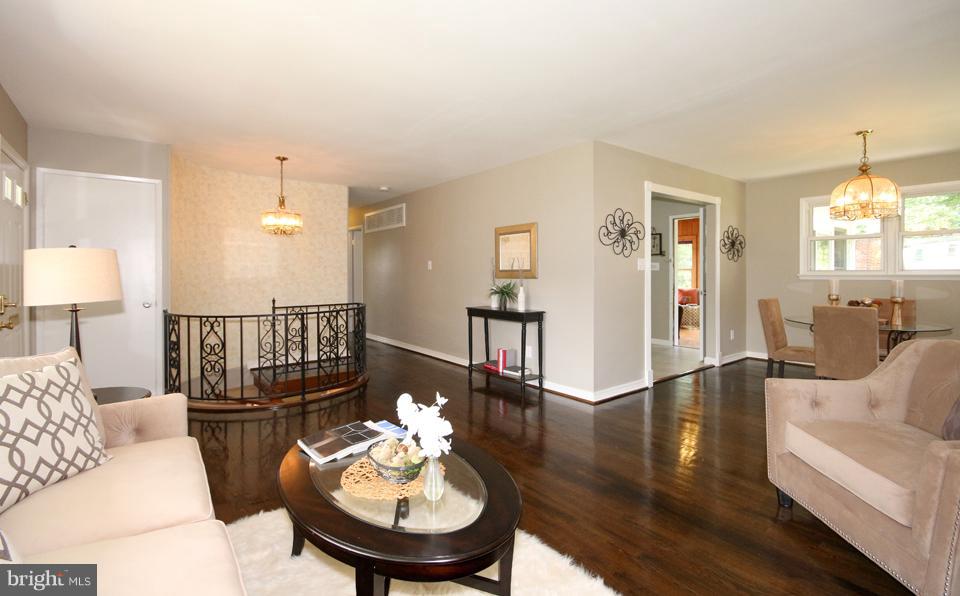 5950 Kedron Street Springfield, VA 22150 - Photo 5 of 30 Living Room
