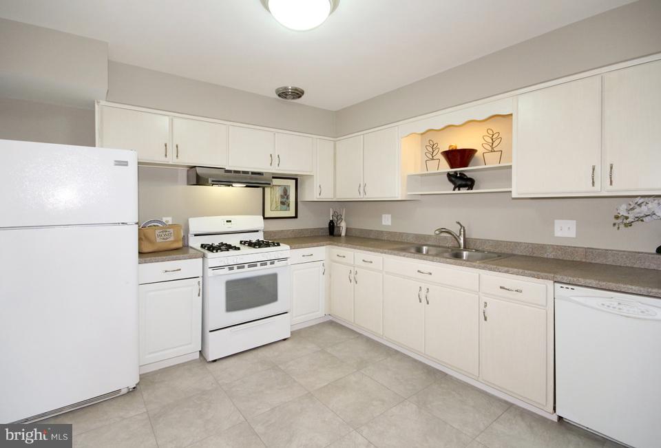 5950 Kedron Street Springfield, VA 22150 - Photo 7 of 30 Kitchen