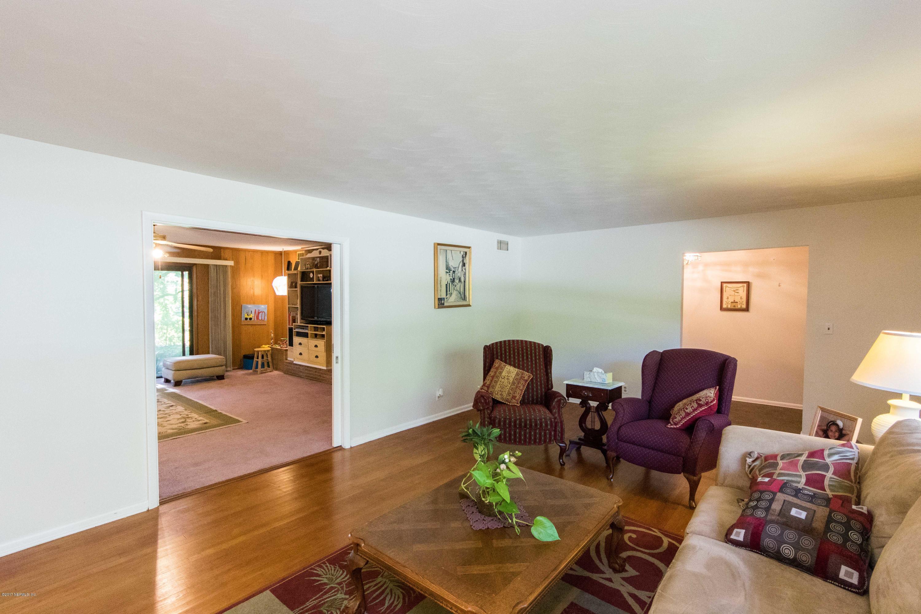 8325 Kim Road Jacksonville, FL 32217 - Photo 11 of 34 Living Room View 4