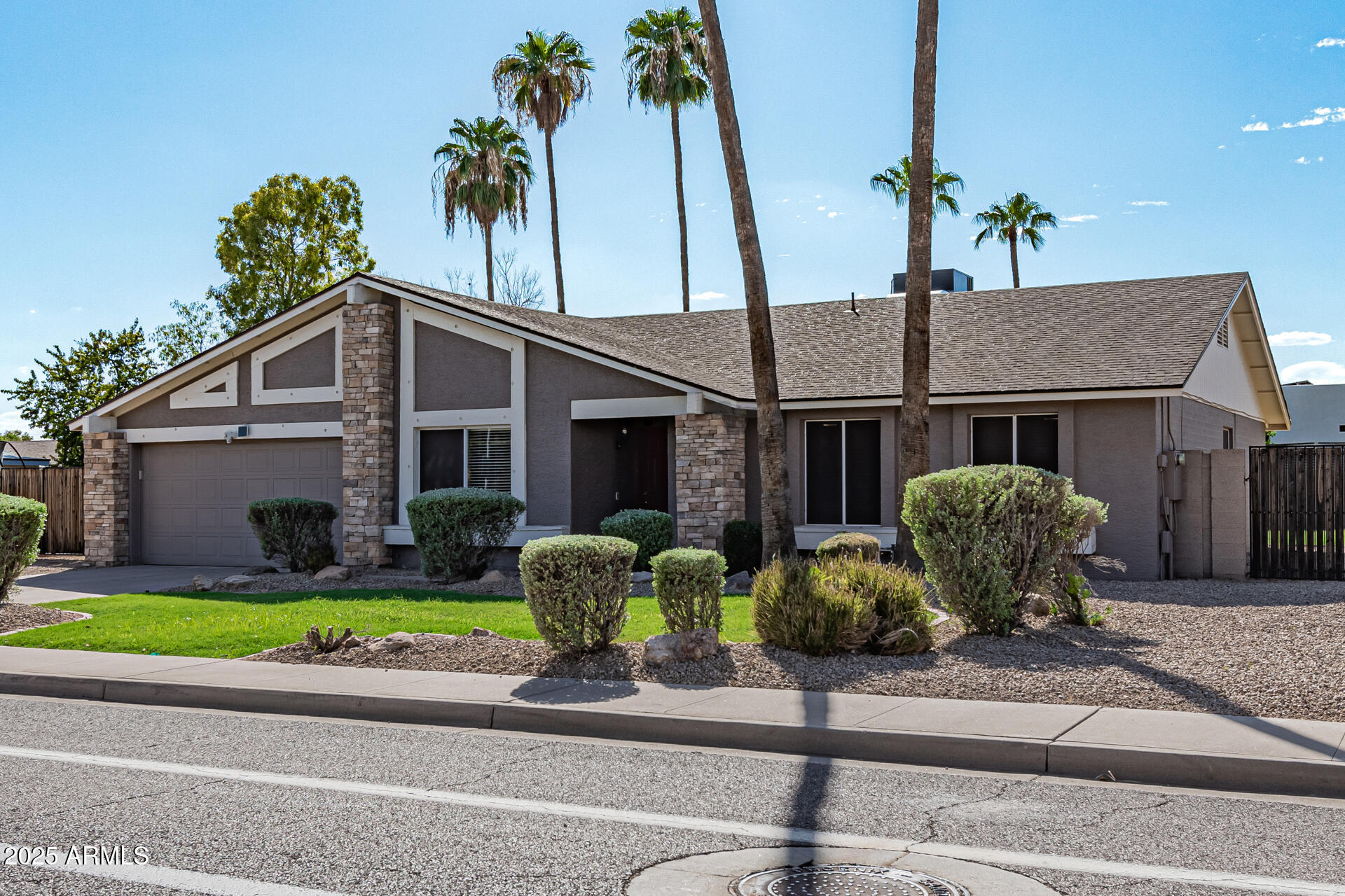 14034 North 60th Street Scottsdale, AZ 85254 - Photo 5 of 44 a front view of a house with garden