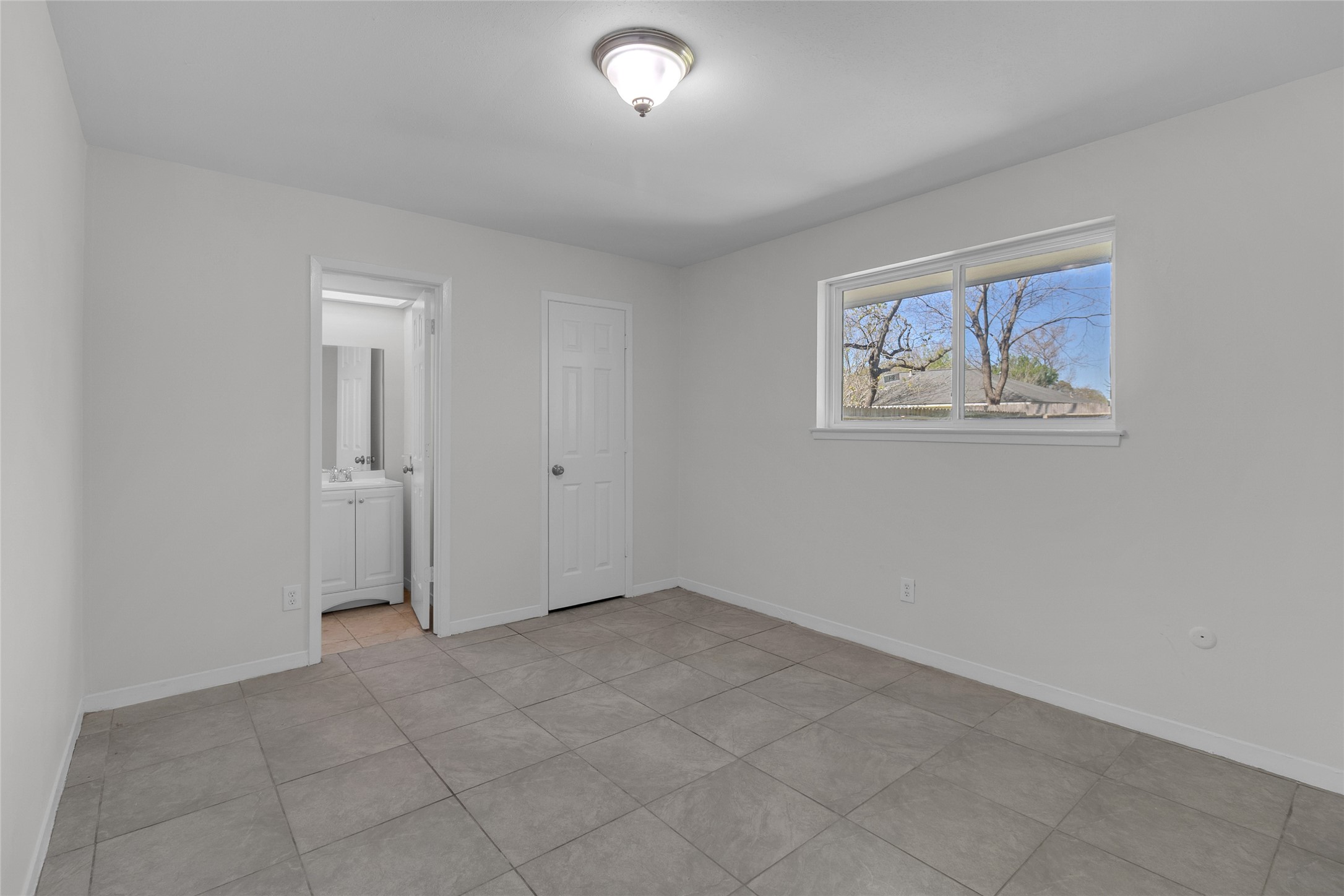 7622 Williams Street Houston, TX 77040 - Photo 23 of 42 an empty room with windows and closet