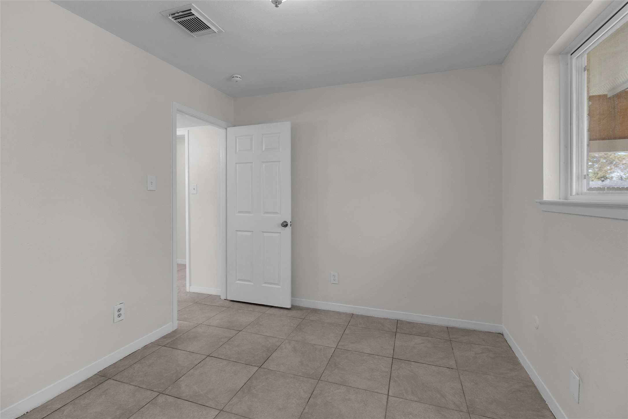 7622 Williams Street Houston, TX 77040 - Photo 30 of 42 an empty room with windows