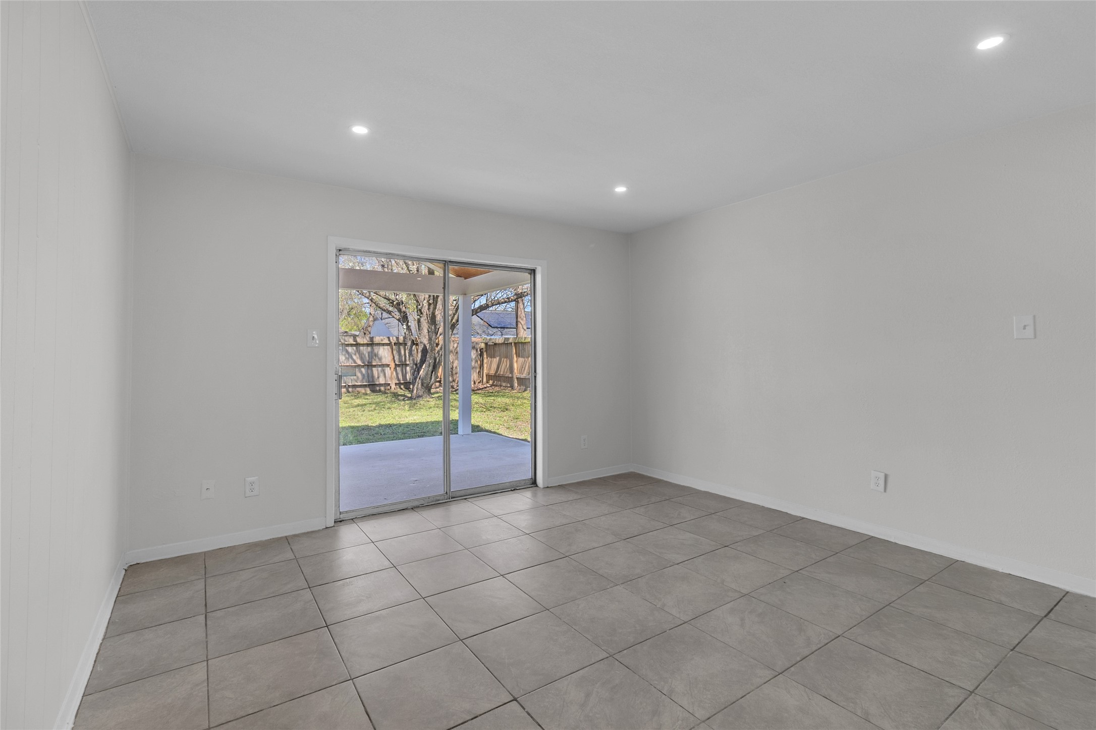 7622 Williams Street Houston, TX 77040 - Photo 7 of 42 an empty room with windows
